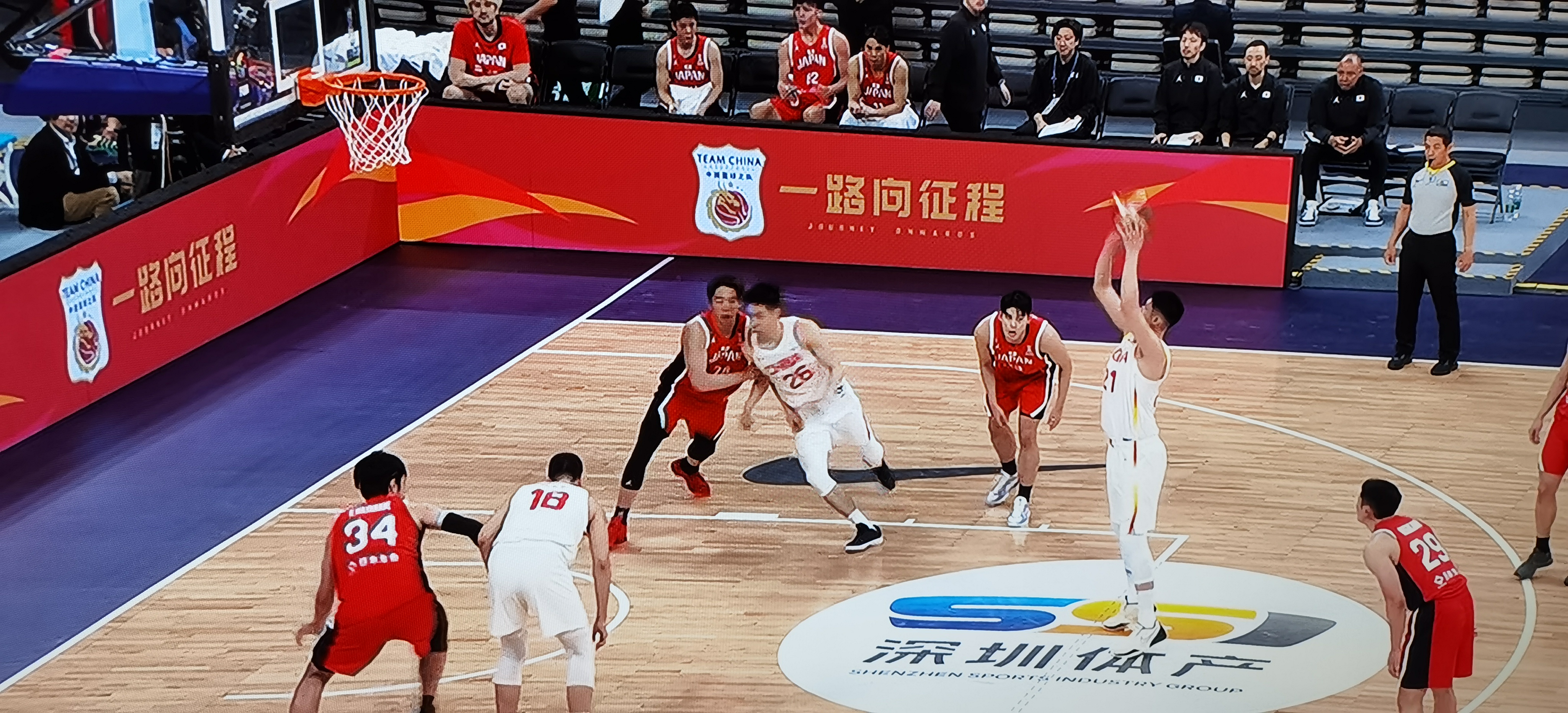 爱游戏tv-全球杯篮球赛上一场经典的对决引发热议