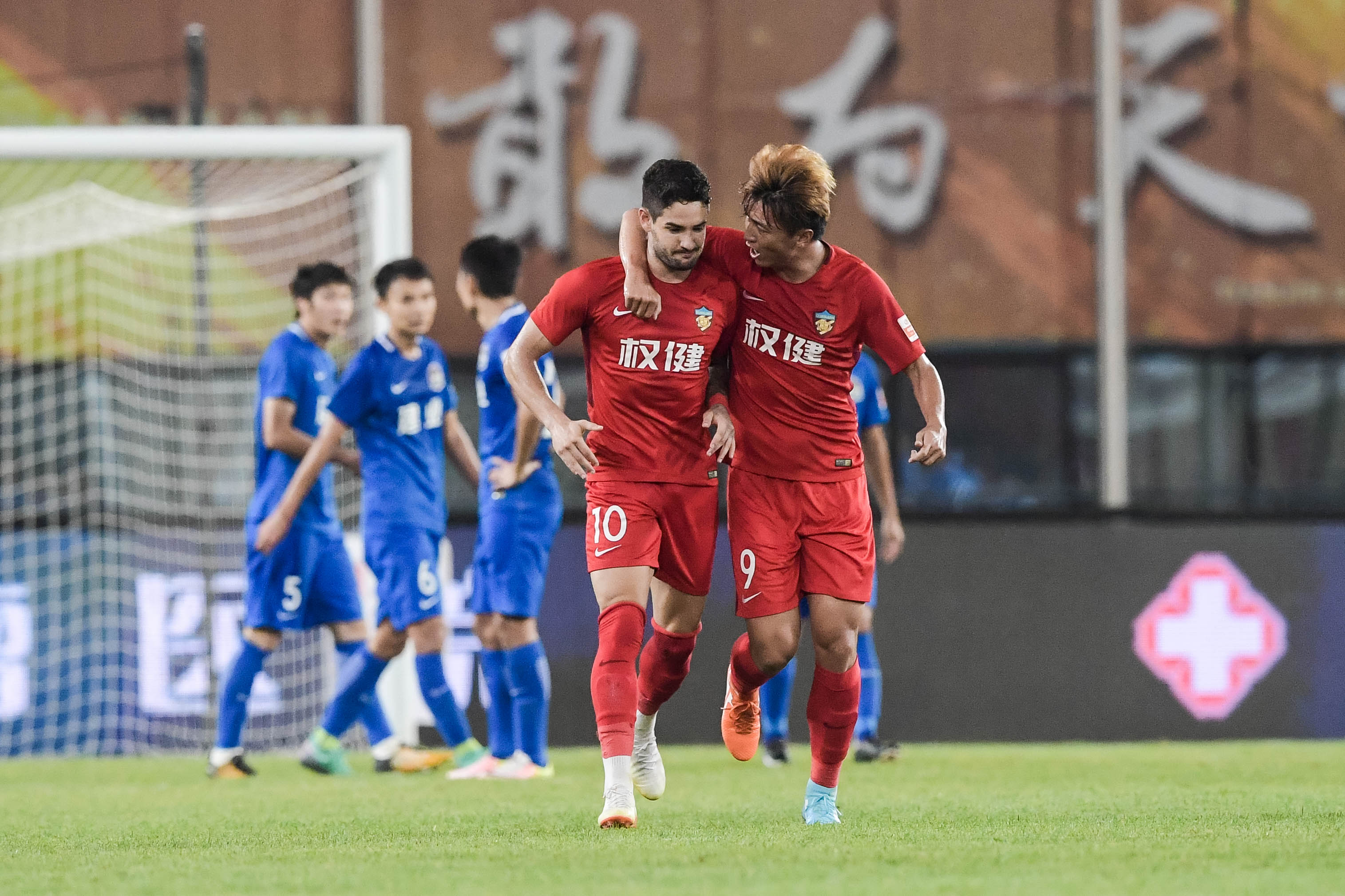 爱游戏-鹿岛鹿角主场失利，能否翻盘晋级八强？