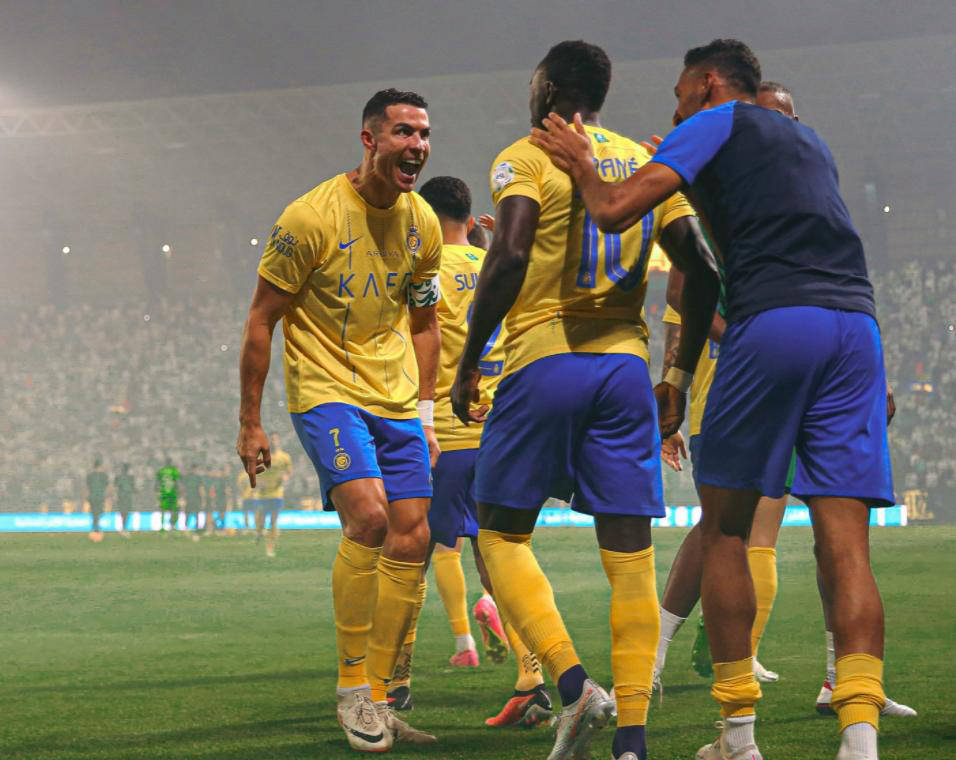 夏尔勒罗瓦队战胜对手，继续领跑积分榜