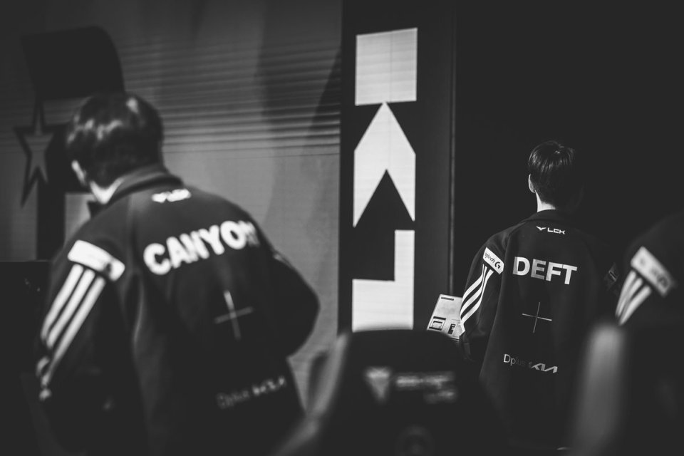 T1碾压EDG，Deft线上压制力十足宿命之战半决赛，留下经典瞬间