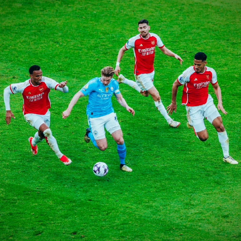 爱游戏入口-火爆比赛，场上双方拼尽全力，胜负堪忧