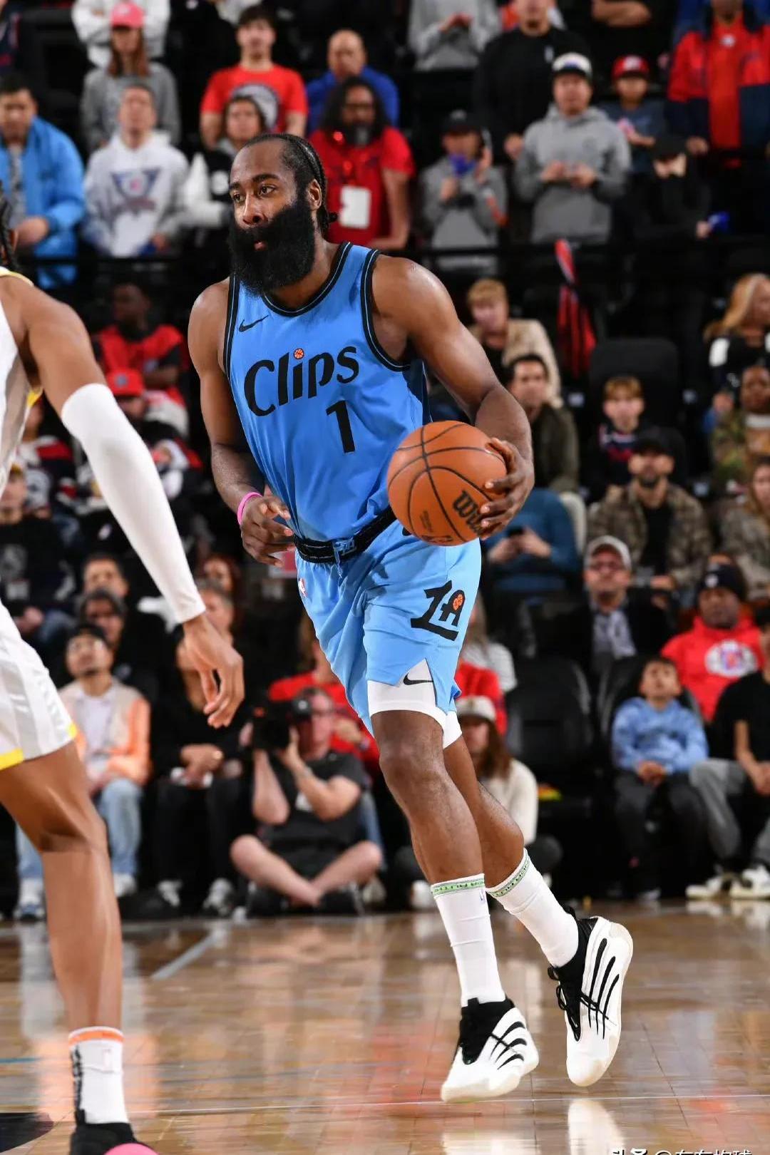 开拓者逆转雄鹿，哈登高效砍下40分