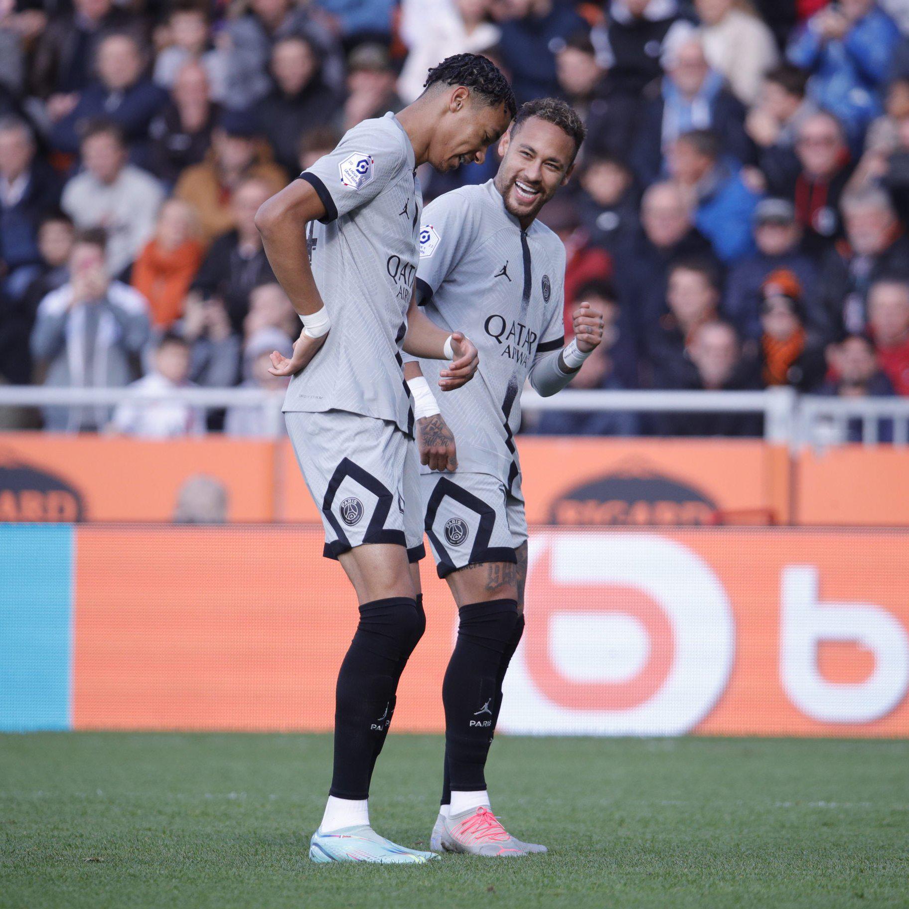 关于巴黎主场大胜里昂：内马尔梅开二度的信息