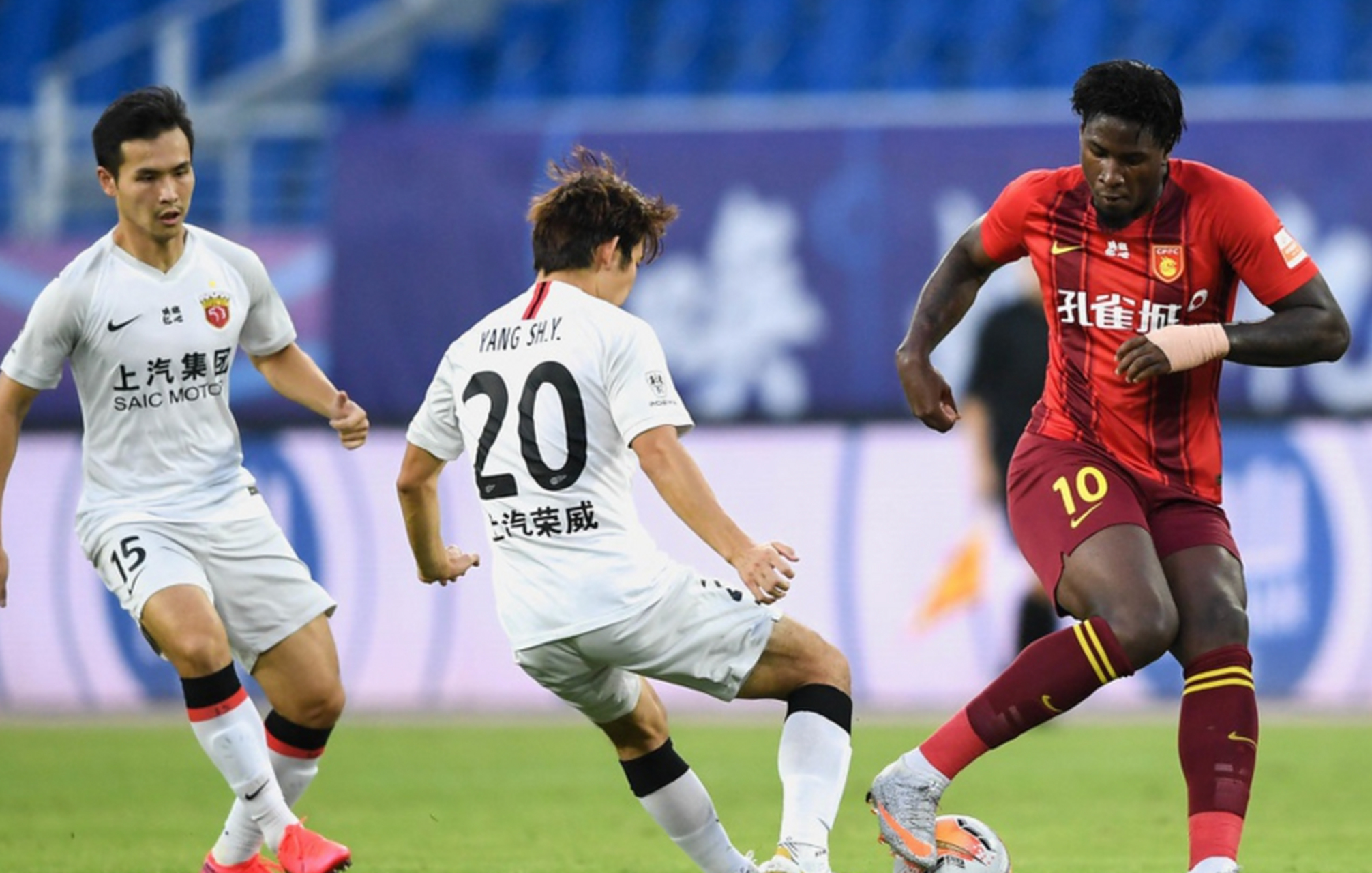 爱游戏tv-河北华夏客场对阵上港，全队备战争取分数