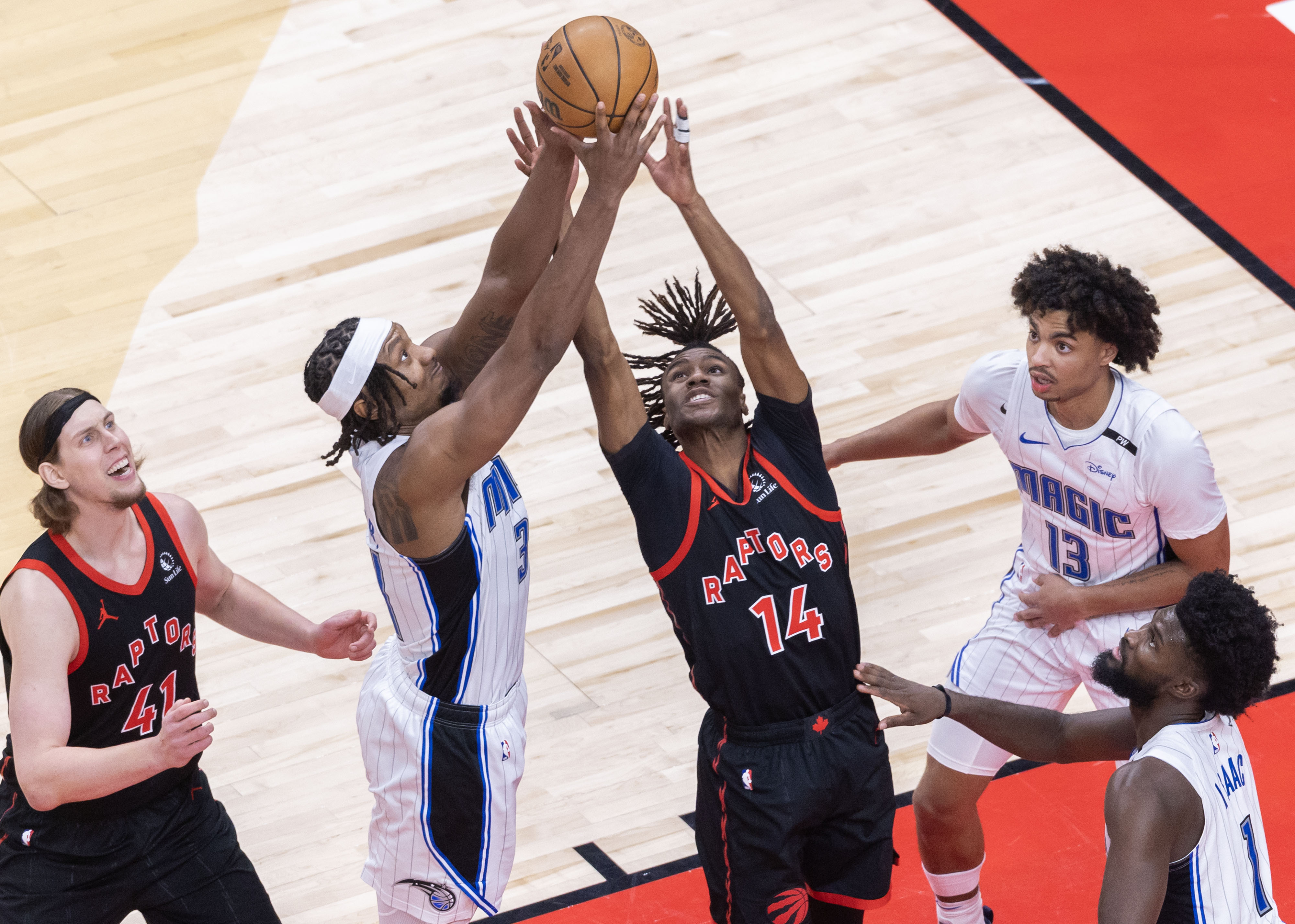 爱游戏娱乐-猛龙客场大胜独行侠，继续领先东部联盟