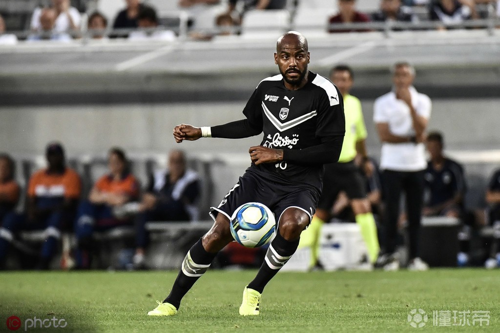 爱游戏在线-里昂领队对阵南特的赛事进行战术训练