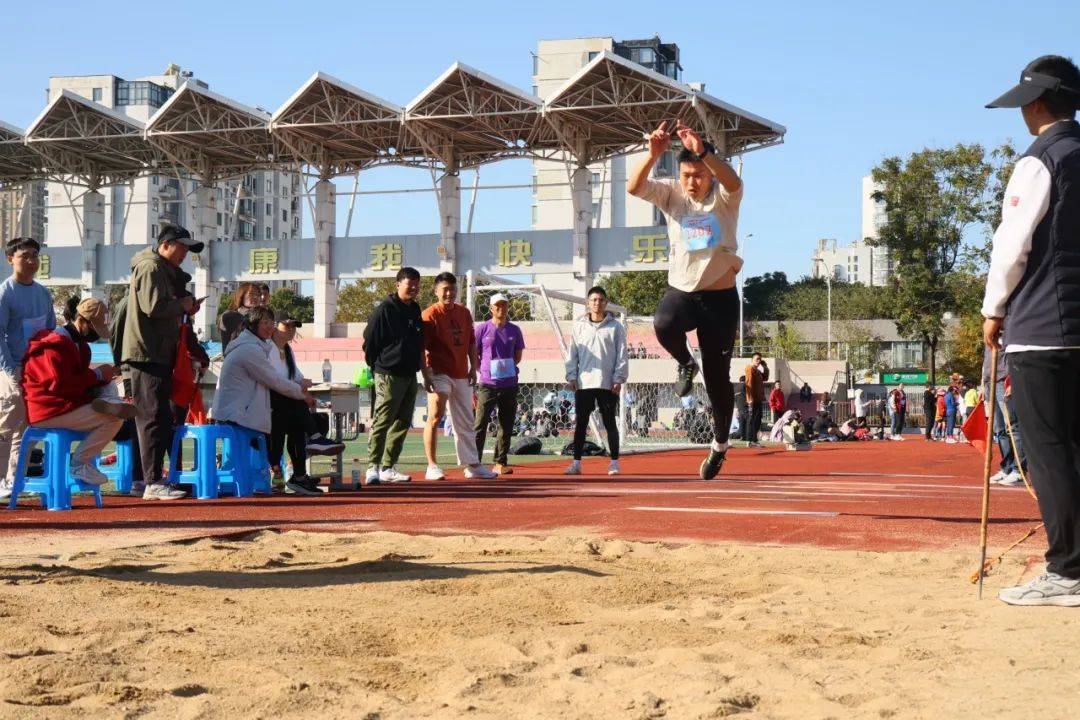 田径赛场选手实力竞逐,最终获奖 田径赛场选手实力竞逐,最终获奖