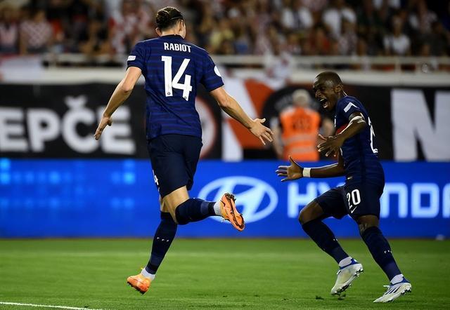 爱游戏在线-英格兰队鏖战法国队，奥恰洛夫惊艳四座